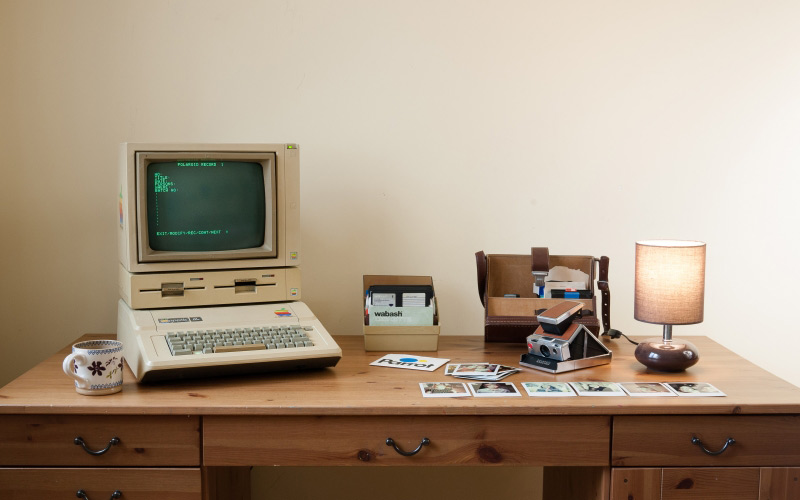 میز کامپیوتر قدیمی